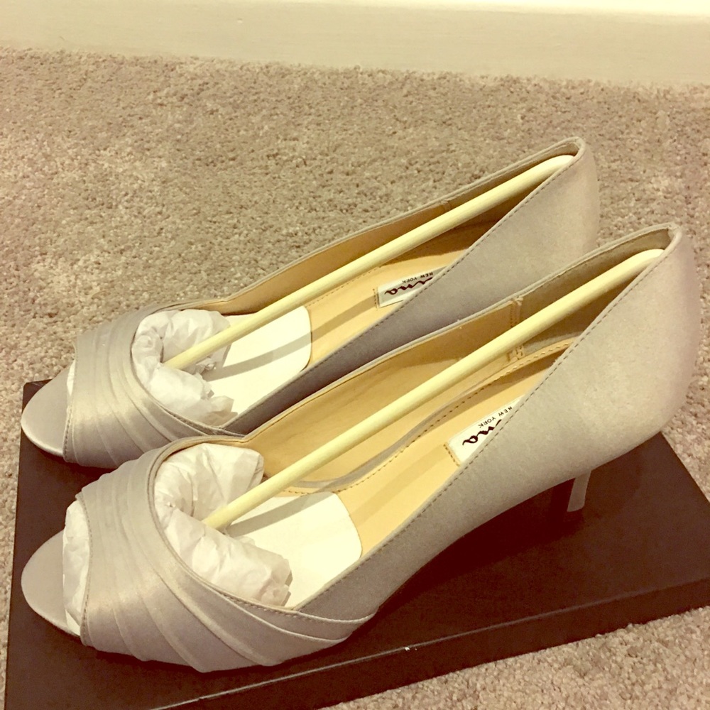 Nina Carolyn peep toe pumps